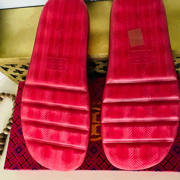 Special edition Tory Burch RABBIT BUBBLE JELLY
LEATHER (red) - Picture 5 of 6